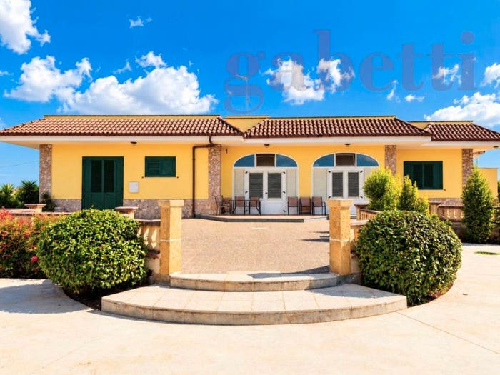 Casa con 6 locali in vendita in via Estramurale, Spongano
