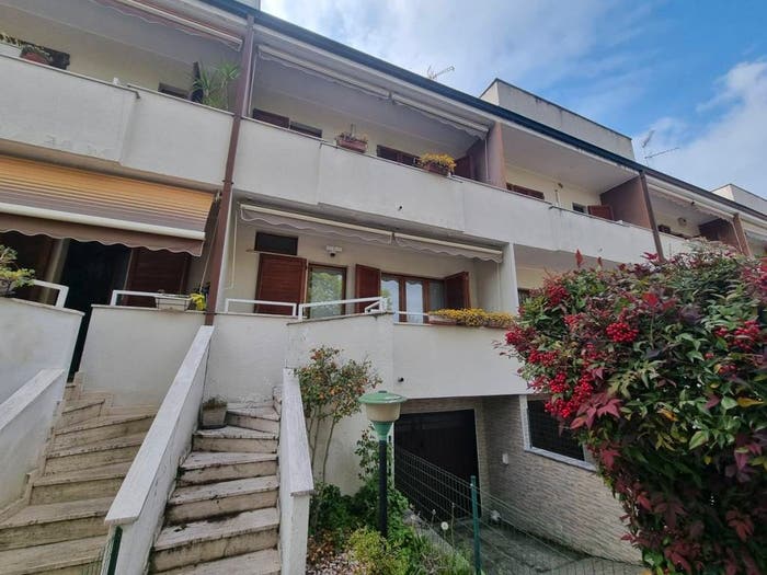 Casa quadrilocale in vendita in Via Guido Rossa, Centro, Limbiate