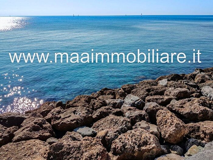 Appartamento quadrilocale in vendita in Via Matteo Repetto, Albissola Marina