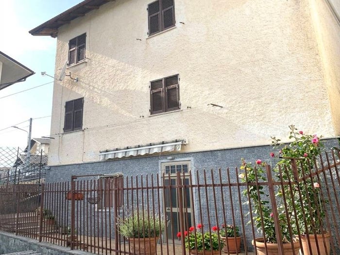 Casa con 6 locali in vendita in Via Serra, Centro, Bosio