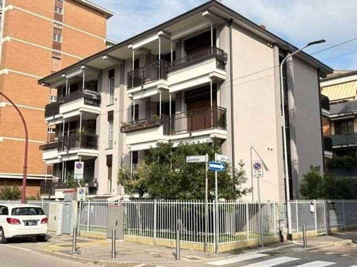 Appartamento trilocale in vendita in Via delle Viole, Melegnano