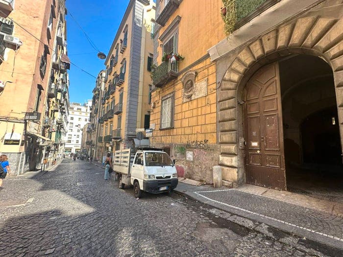 Appartamento trilocale in vendita in Via Concezione a Montecalvario, Quartieri Spagnoli, Napoli