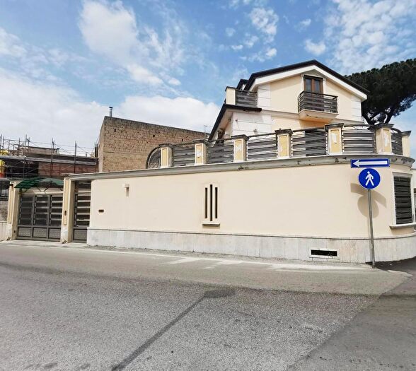 Casa con 5 locali in vendita in Viale Abramo Lincoln, Caserta