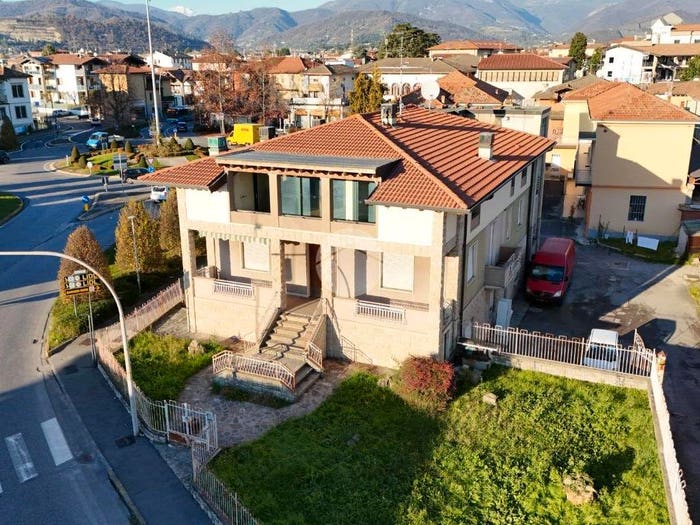Casa con 6 locali in vendita in Via Adro, Capriolo