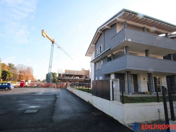 Appartamento trilocale in vendita in via San Lorenzo, Lazzate