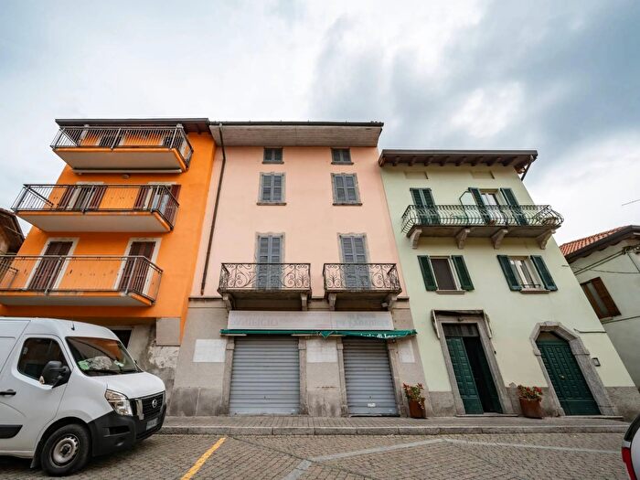 Casa con 10 locali in vendita in Piazza Giuseppe Garibaldi, Civate