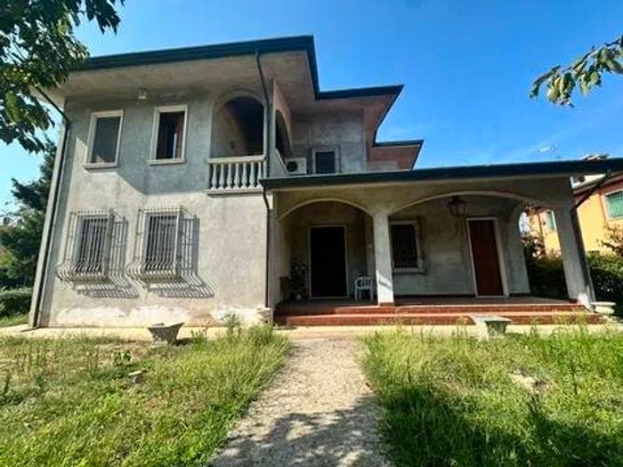 Casa con 6 locali in vendita in Concamarise