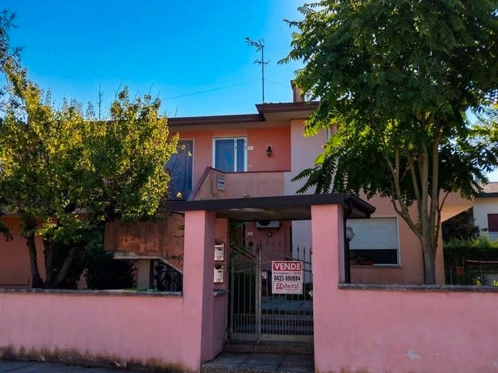 Appartamento trilocale in vendita in CEREGNANO Via Martiri Venticinque Aprile, Centro, Ceregnano