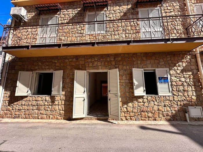 Appartamento trilocale in vendita in Via Enrico Dandolo, Marina Di Caronia, Caronia