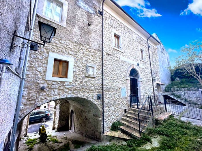 Casa con 6 locali in vendita in Via Castello, Caramanico Terme
