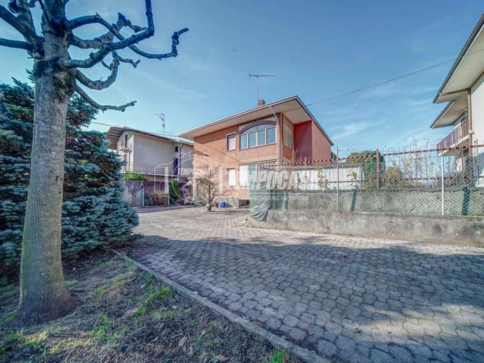 Casa con 5 locali in vendita in Via Monsignore Cavigioli, Centro, Borgomanero