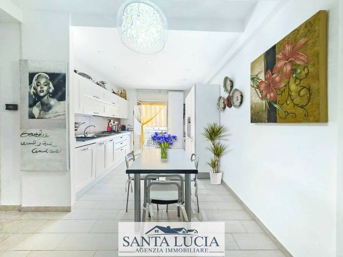 Appartamento con 6 locali in vendita in Via Svezia, Canicattì