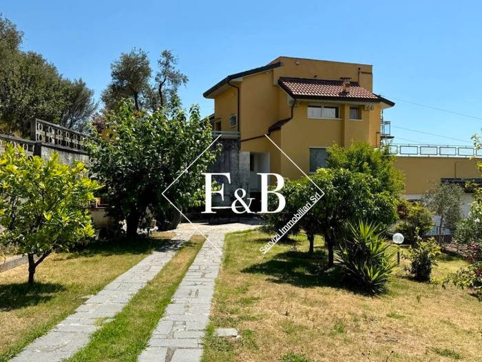Appartamento con 6 locali in vendita in Via Nicola, Luni