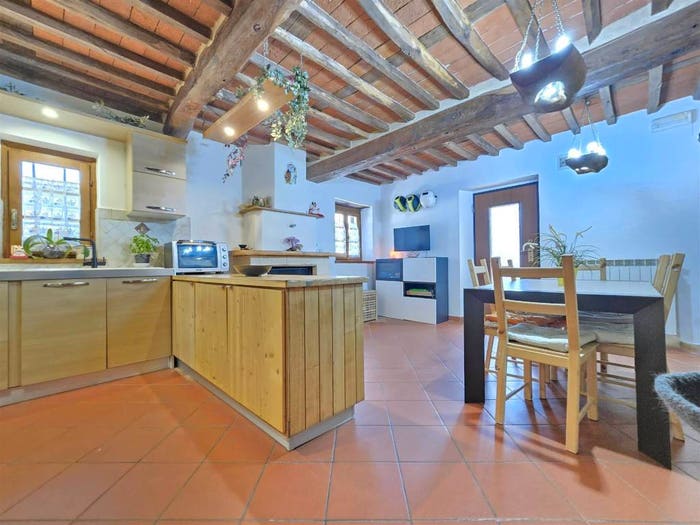 Casa con 6 locali in vendita in Camaiore Paese, Camaiore
