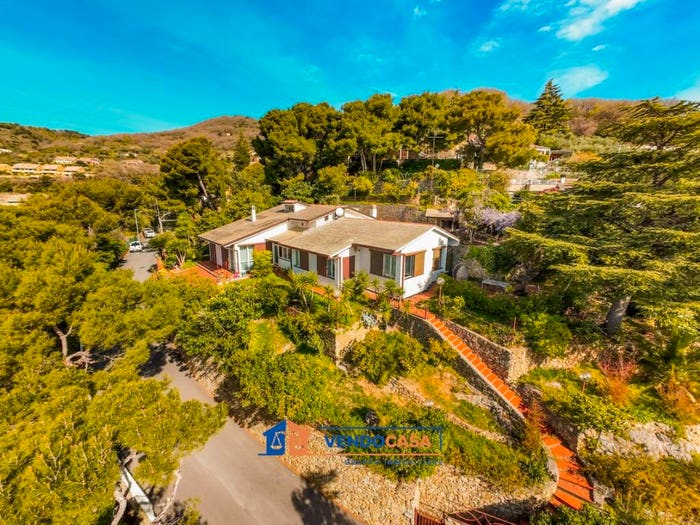 Casa con 6 locali in vendita in Via Caprifoglio, Bergeggi
