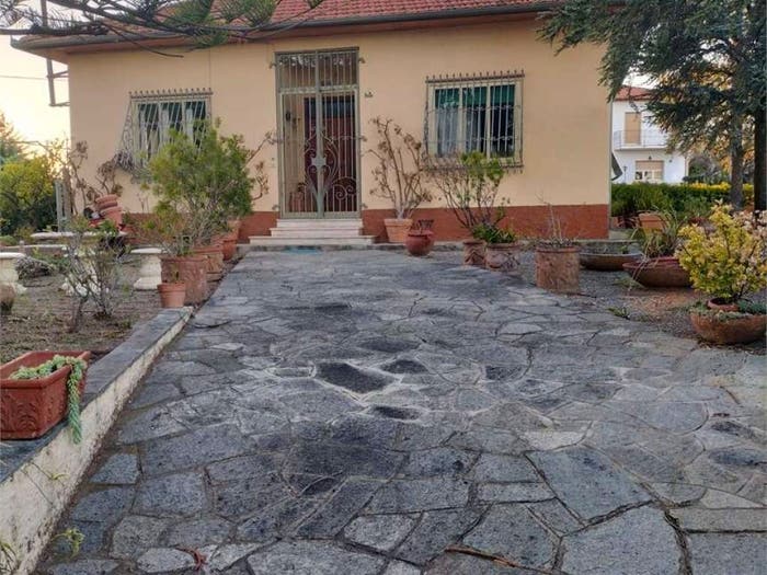 Casa quadrilocale in vendita in Regione Oliveto Terraconiglio, Albenga