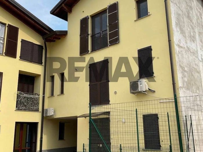 Casa bilocale in vendita in via Enrico Tazzoli, Centro, Carugo