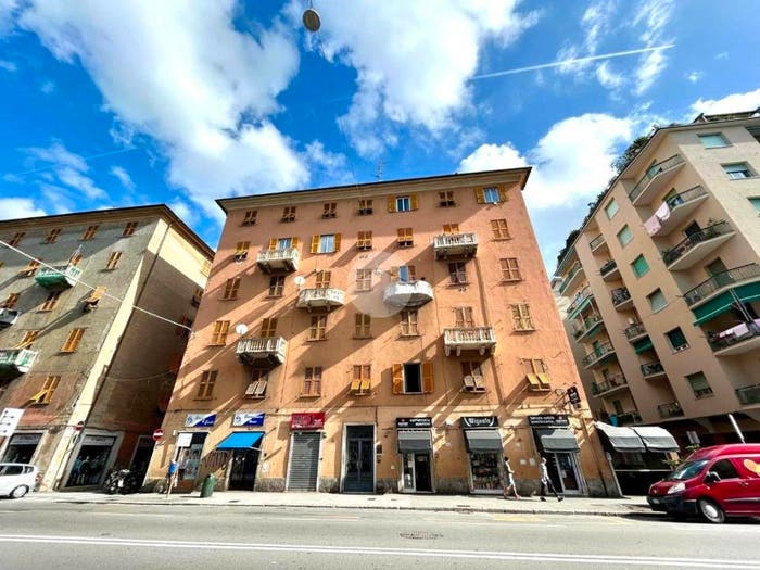 Appartamento con 6 locali in vendita in Via Merano, Sestri Ponente, Genova