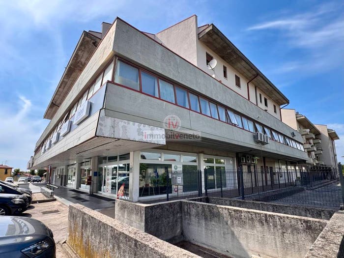Appartamento con 6 locali in vendita in VIALE VICENZA, Centro, Lonigo