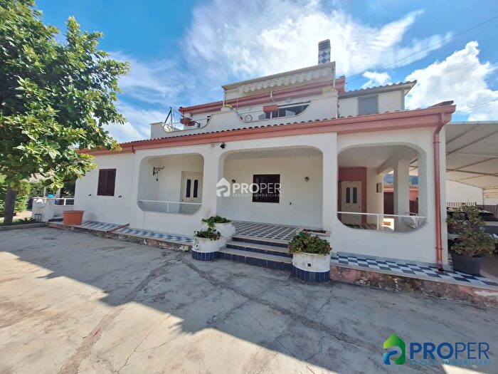 Casa con 8 locali in vendita in Carini