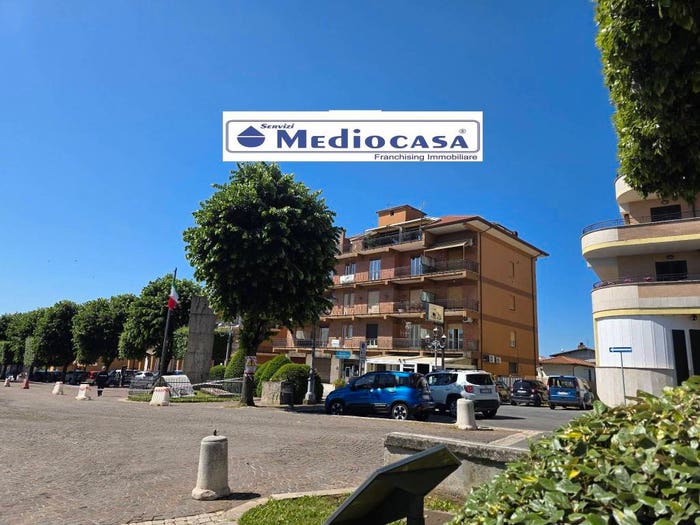 Appartamento trilocale in vendita in Piazza Sant'Eurosia, Centro, Lariano