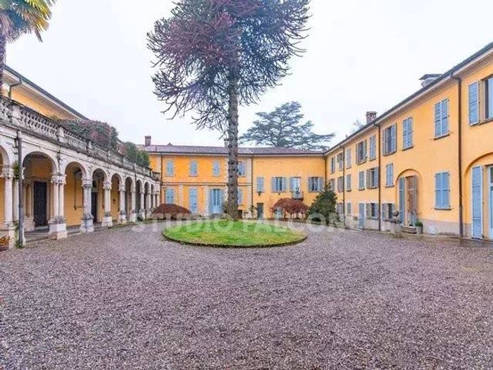 Appartamento con 5 locali in vendita in Via Abate G Pozzone, Centro, Appiano Gentile