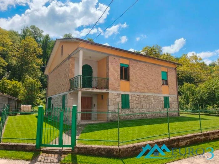 Casa con 6 locali in vendita in Frazione Illice, Comunanza