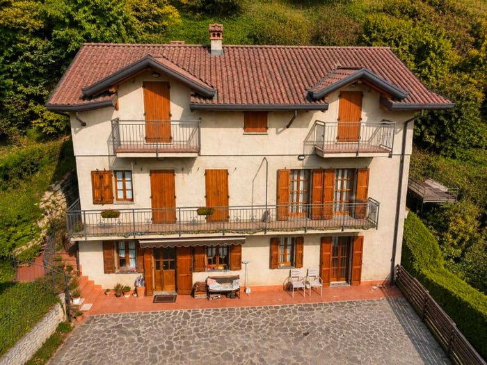 Appartamento trilocale in vendita in Via San Carlo, Calolziocorte