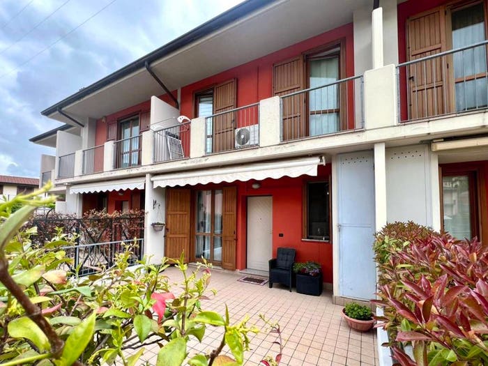 Casa quadrilocale in vendita in Via Aprile, Pradalunga
