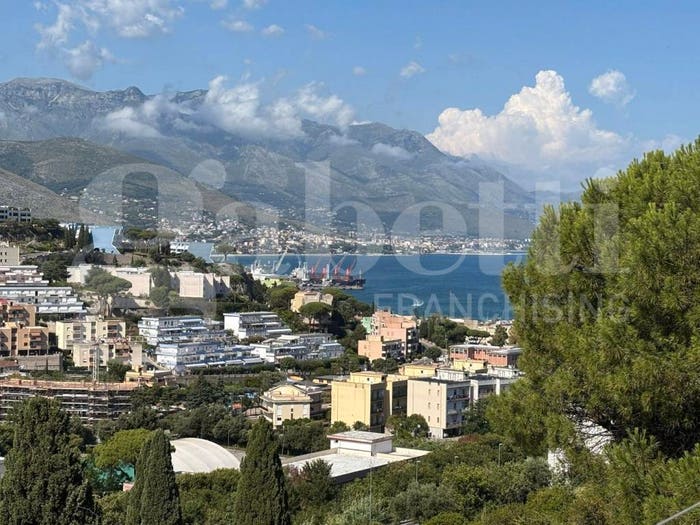 Appartamento con 5 locali in vendita in Via Cuostile III Traversa Destra, Gaeta