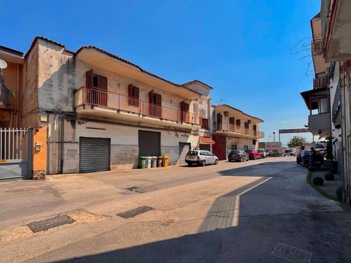 Appartamento con 6 locali in vendita in Traversa Privata Seconda Ippolito, Scampia, Napoli