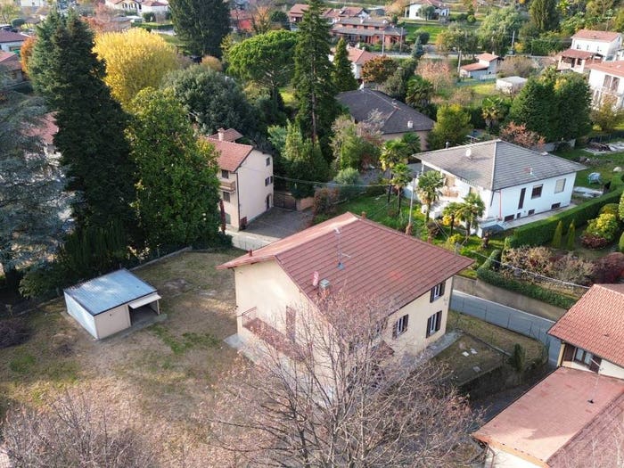 Casa con 6 locali in vendita in Via Aprile, Caravate
