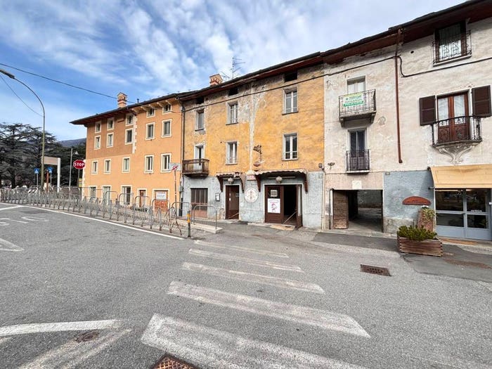 Casa con 6 locali in vendita in Piazza Renato Vuillermin, Centro, Aosta