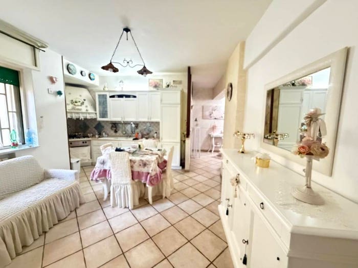 Appartamento trilocale in vendita in Via Costantino, Fuorigrotta, Napoli