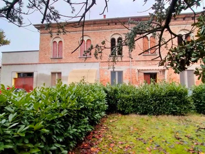 Casa con 6 locali in vendita in Via Pieve, Pieve Saliceto, Gualtieri