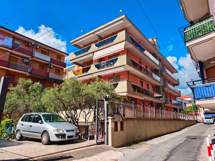 Appartamento trilocale in vendita in Via Pisa, Centro, Loano
