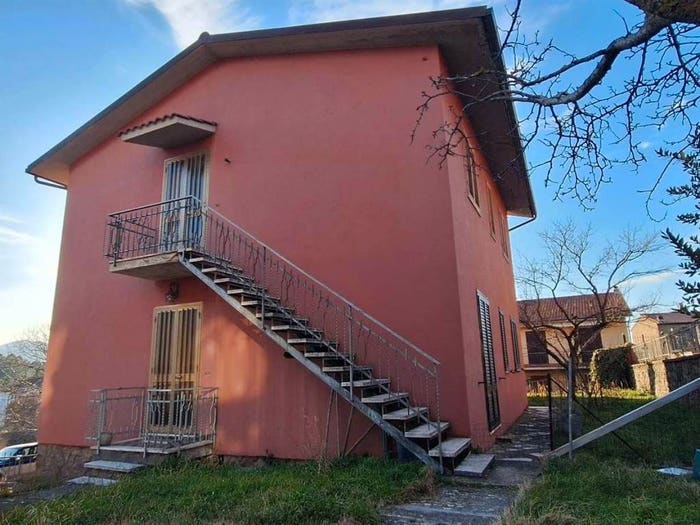 Appartamento con 6 locali in vendita in Centro, Castel del Piano