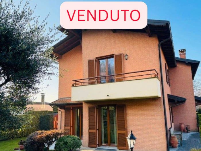 Casa quadrilocale in vendita in Via Monte Bianco, Centro, Grandate