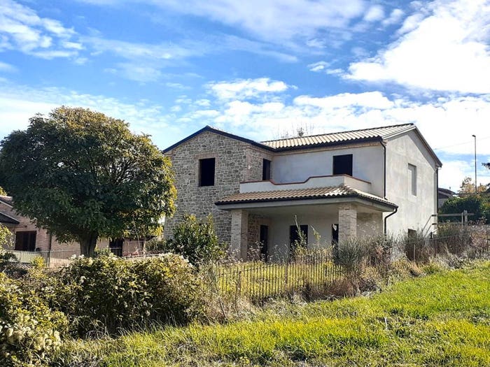 Casa con 6 locali in vendita in Cingoli