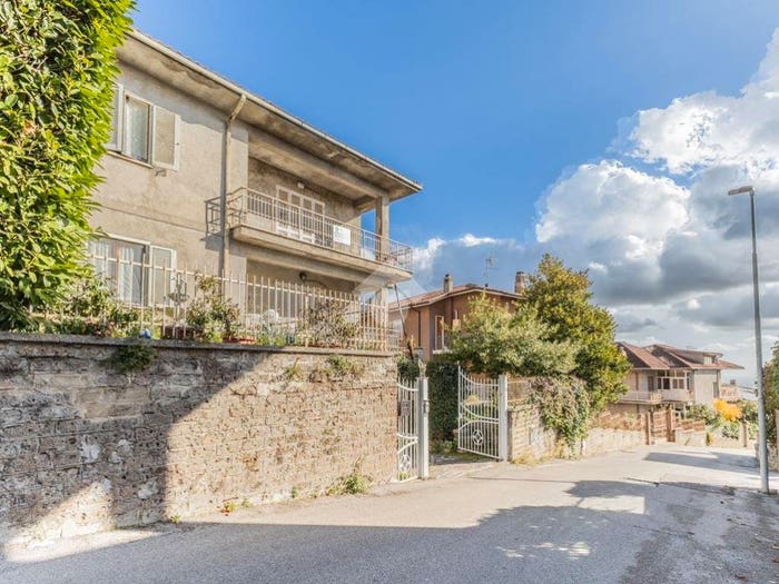 Appartamento con 5 locali in vendita in Via G Matteotti, Centro, Caprarola