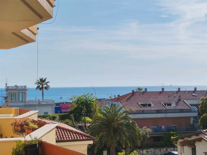Appartamento quadrilocale in vendita in Via Vittorio Veneto, Marina di Massa Centro, Massa