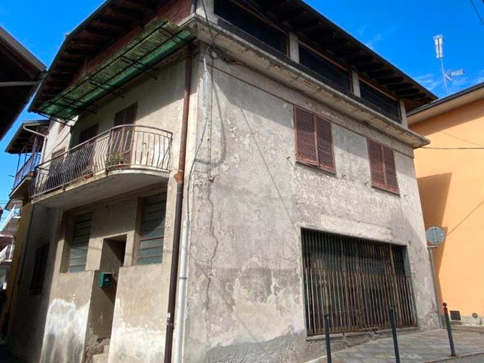 Casa con 6 locali in vendita in Via Roma, Divignano