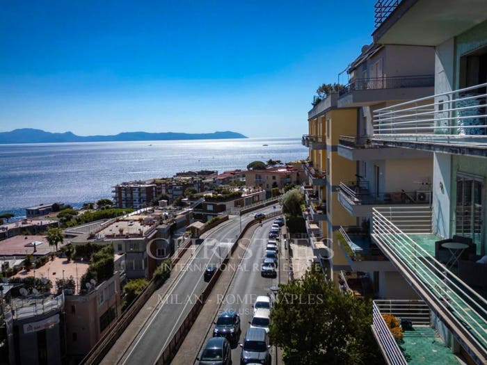 Appartamento con 6 locali in vendita in Via Ortensio, Posillipo, Napoli