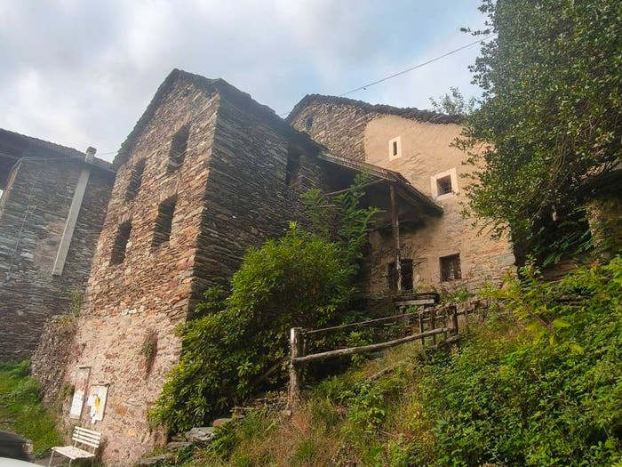Casa con 6 locali in vendita in Via Verazzi, Caprezzo