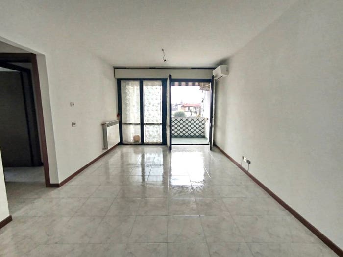 Appartamento trilocale in vendita in Via Giacomo Leopardi, Centro, Erba