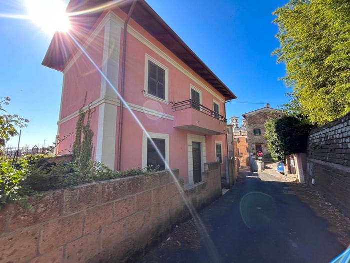 Casa trilocale in vendita in Via Regina Elena, Bassano in Teverina