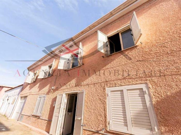 Casa con 6 locali in vendita in Via Sassari, Centro, Torpè