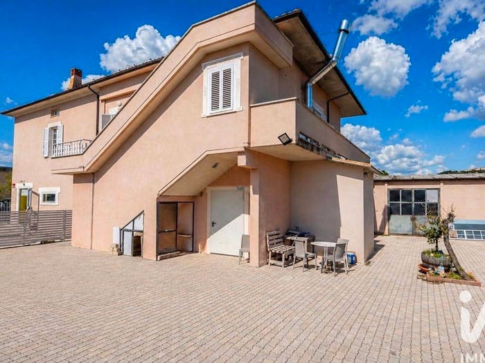 Appartamento con 6 locali in vendita in Via VIA SPINETO, Falerone