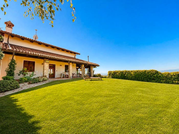 Casa con 6 locali in vendita in Via La Morra, Cherasco