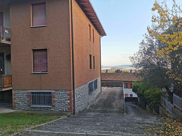 Appartamento trilocale in vendita in Tuoro Sul Trasimeno